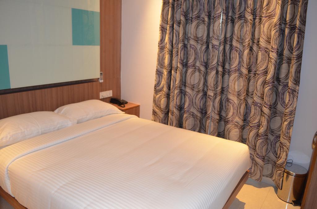 Itsy Hotels Hiland Suites Бангалор Стая снимка